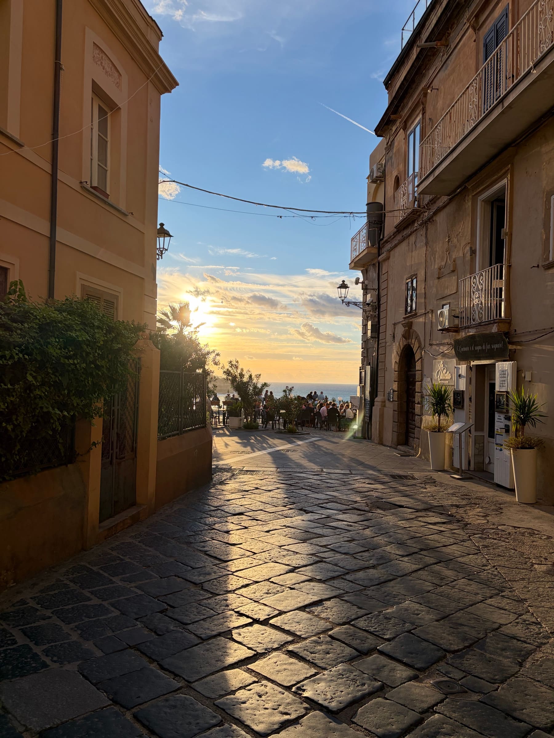 Gasse in Tropea im Abendlicht, Blick aufs Meer