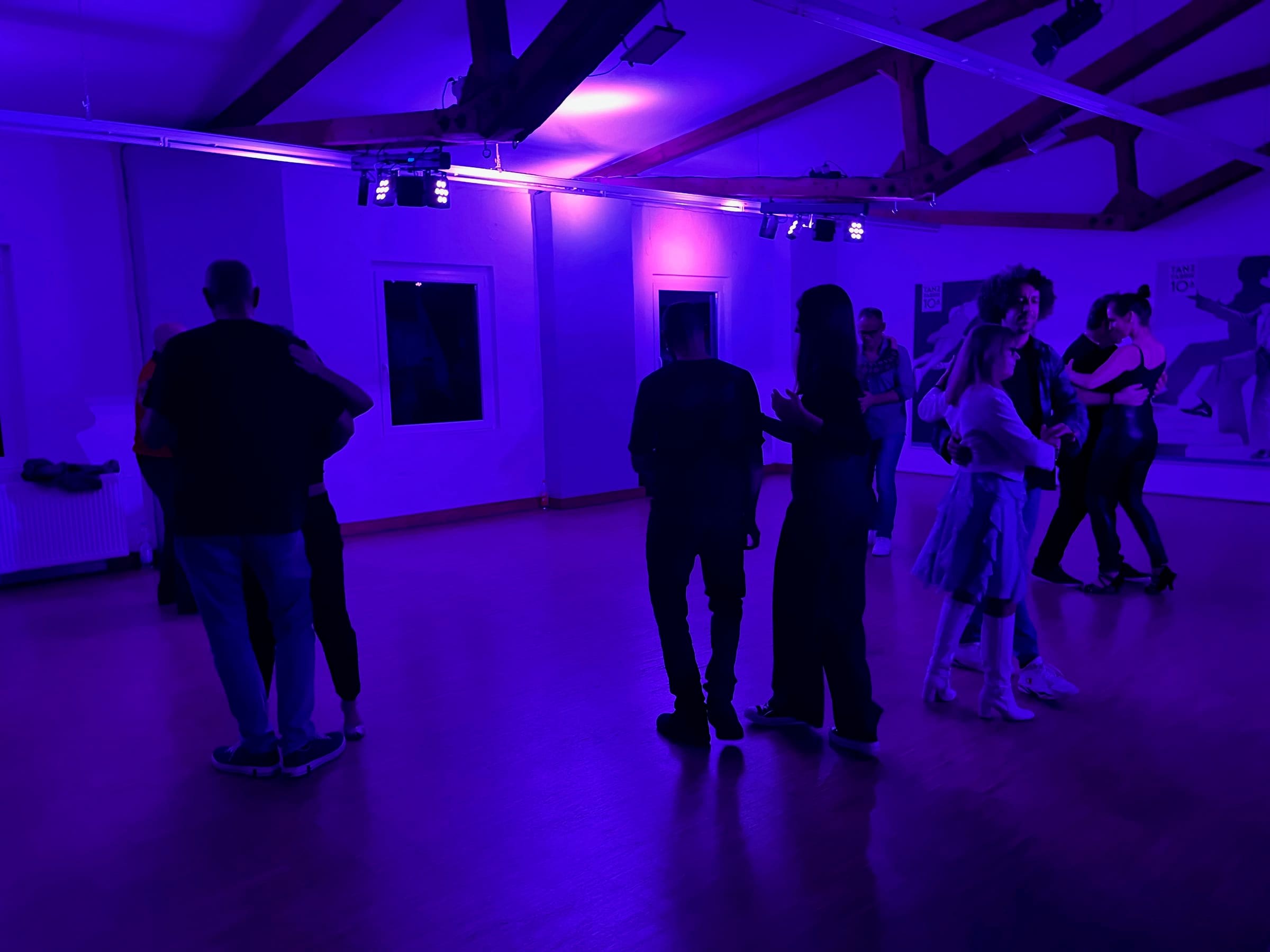 Tanzsaal in blauem Licht, Paare tanzen, von hinten gesehen
